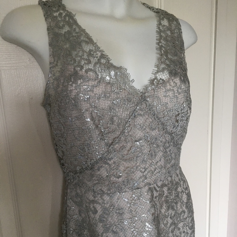 BCBG Maxazria Dress Elegant V-neck Sleeveless Sz 4